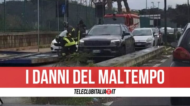 Raffiche di vento a Napoli: crollati due cartelloni pubblicitari