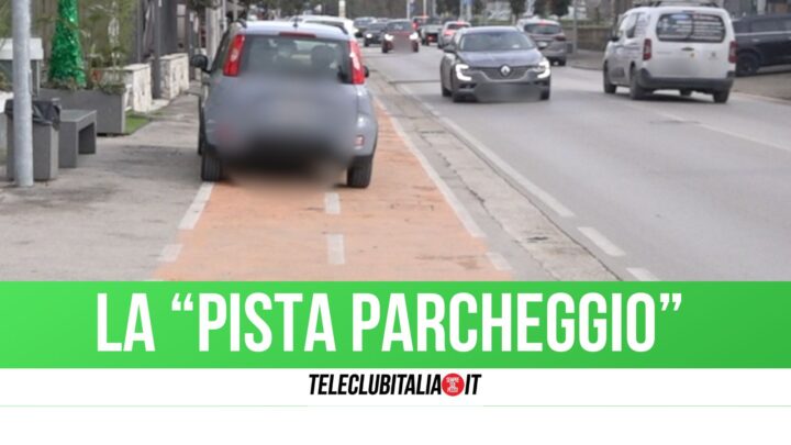 Villaricca "nuova", auto parcheggiate sulla pista ciclabile