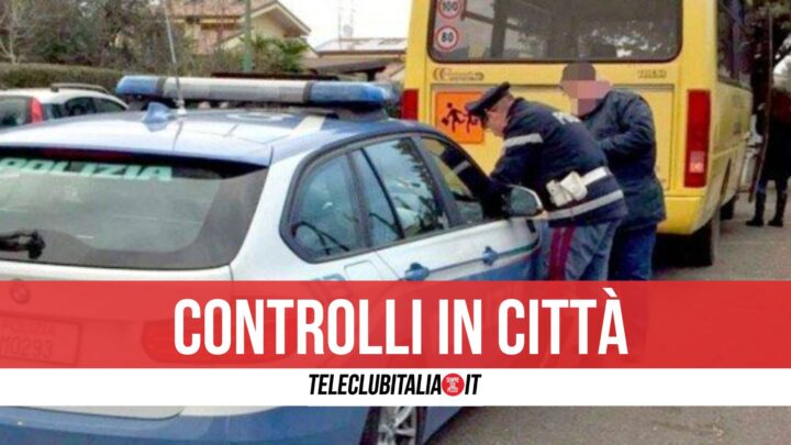 Polizia in azione a Giugliano, scuolabus abusivi: attività sospesa