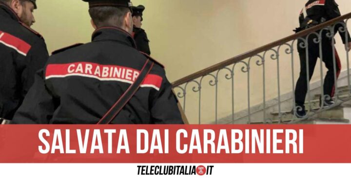 Pianura Accoltellata E Chiusa In Casa