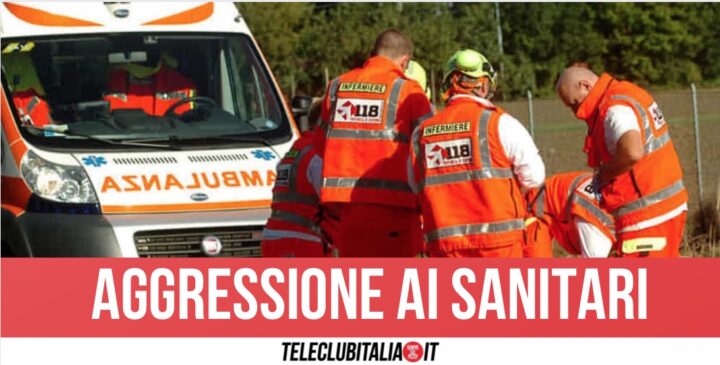 Napoli 64enne Aggredisce Sanitari