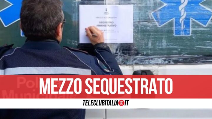 Napoli. Ambulanza in piazza Plebiscito senza assicurazione, scatta il sequestro