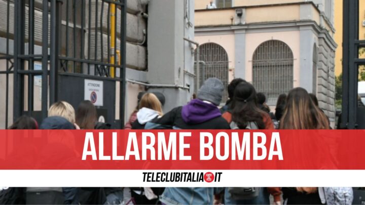 Napoli, allarme bomba al liceo Vico: scatta l'evacuazione