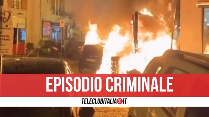 napoli chiaia auto in fiamme parcheggiatore abusivo