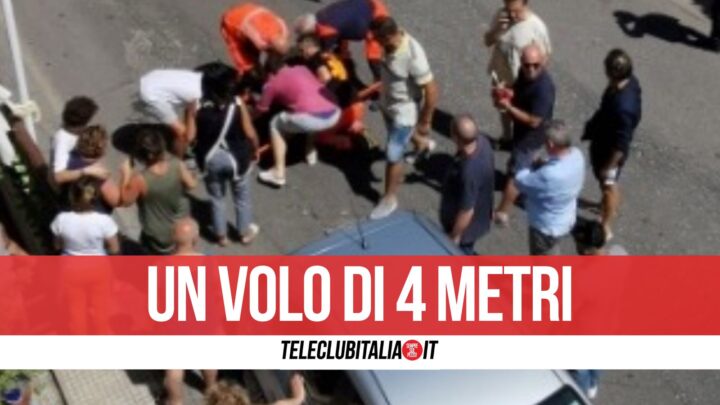 Dramma nel napoletano, perde l'equilibrio e cade dal balcone di casa durante le pulizia