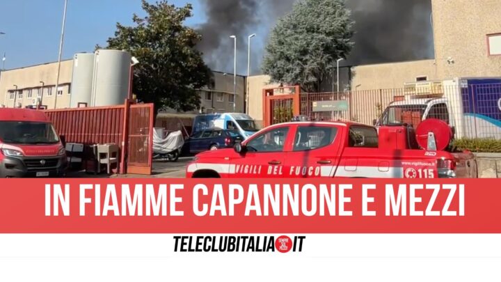 Enorme incendio a Pozzuoli, a fuoco una fabbrica alimentare