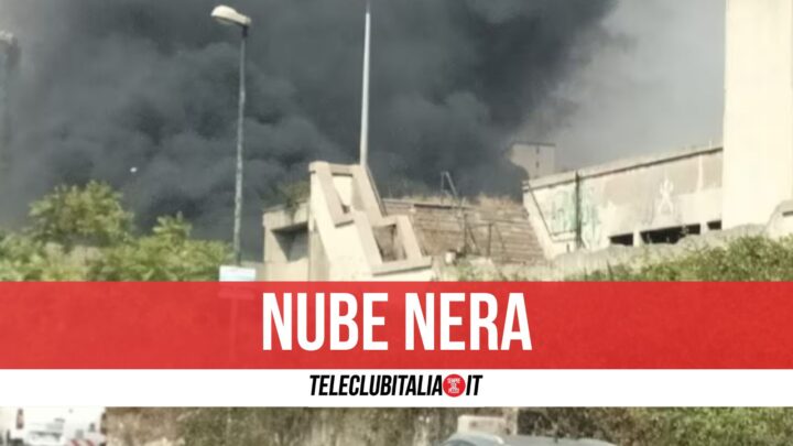 Napoli, brucia l'ex palazzetto dello sport: fumo nero invade la città 