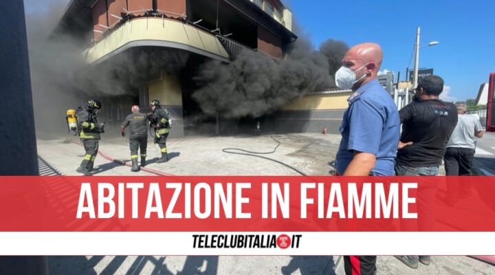 Paura a Pomigliano D'Arco, abitazione di tre piani in fiamme: carabinieri e passanti salvano 3 persone