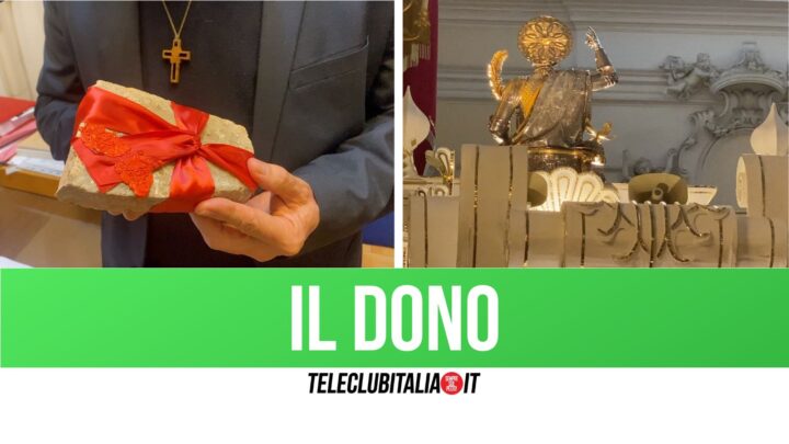 Giugliano, San Giuliano: Sora dona frammento di tegola che copriva la tomba del Martire