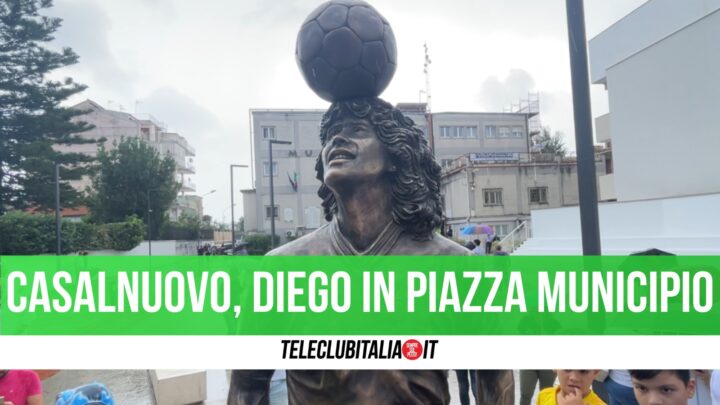 Statua Maradona Casalnuovo Piazza Municipio Comune