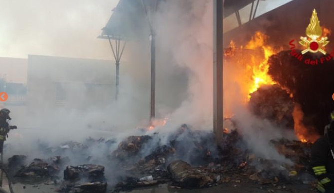 Giugliano, incendio in un capannone in zona Asi: in fiamme materiale plastico e carta