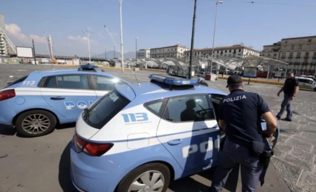 Aggrappato A Portiera Auto Arrestato Napoli Piazza Garibaldi