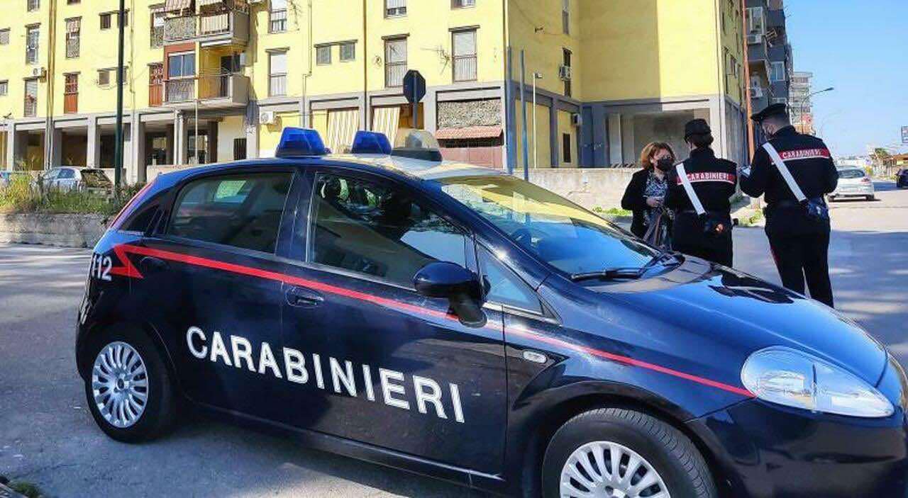 Arrestati Marito E Moglie Secondigliano Iphone Armi Contanti