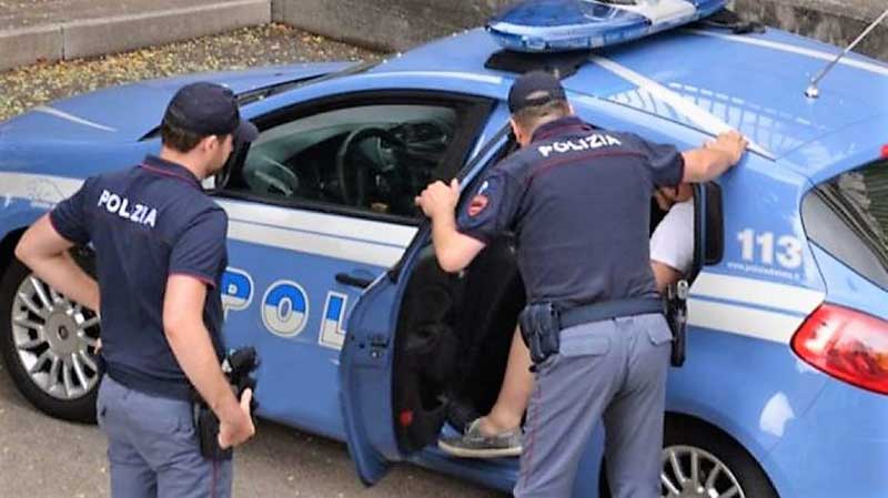 Tenta di strangolare e di lanciare dalla finestra ex moglie: arrestato 40enne a Mugnano