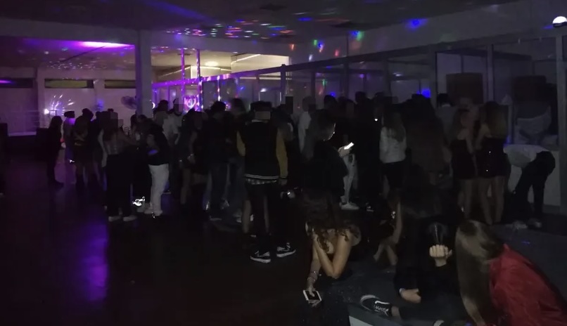 Discoteca abusiva scoperta a Pozzuoli: sgomberati 400 clienti