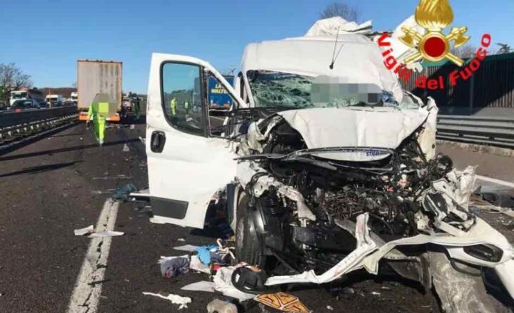 Tragedia in autostrada a Perugia, camion si ribalta: morto 65enne campano