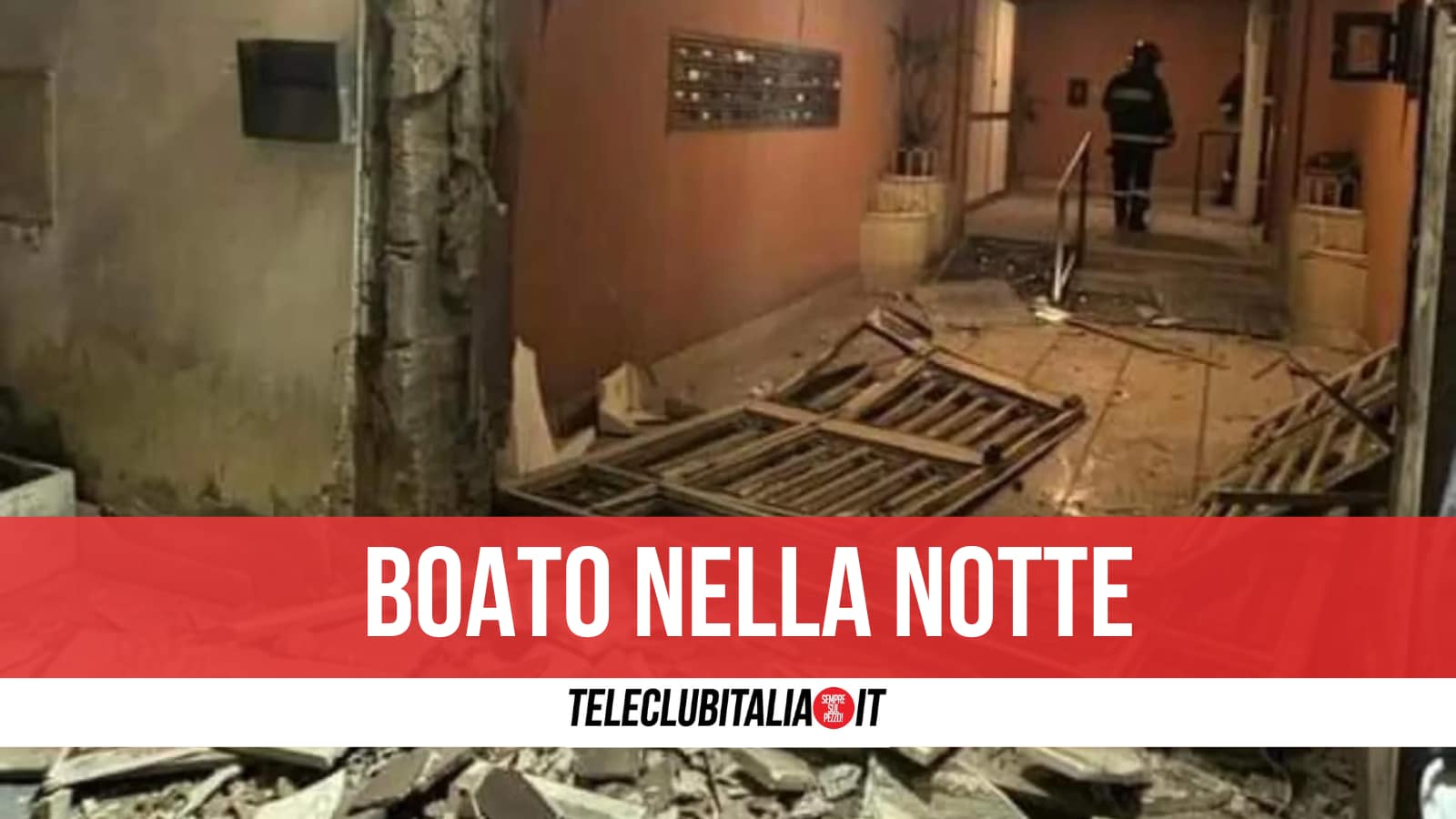 Pianura, bomba nella notte: sventrato l’ingresso di un palazzo. Pista dolosa