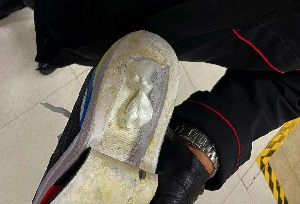 Caivano, trucchi dei pusher per nascondere droga: doppifondi in scarpe e lattine