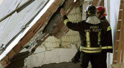 Scampia, crolla solaio in appartamento: 17enne in ospedale 