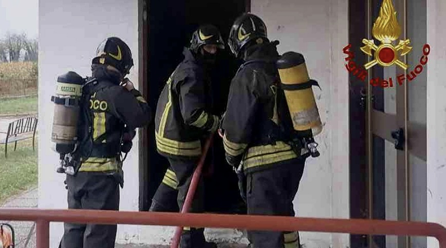 Giugliano, incendio alla scuola media: sul posto carabinieri e vigili del fuoco