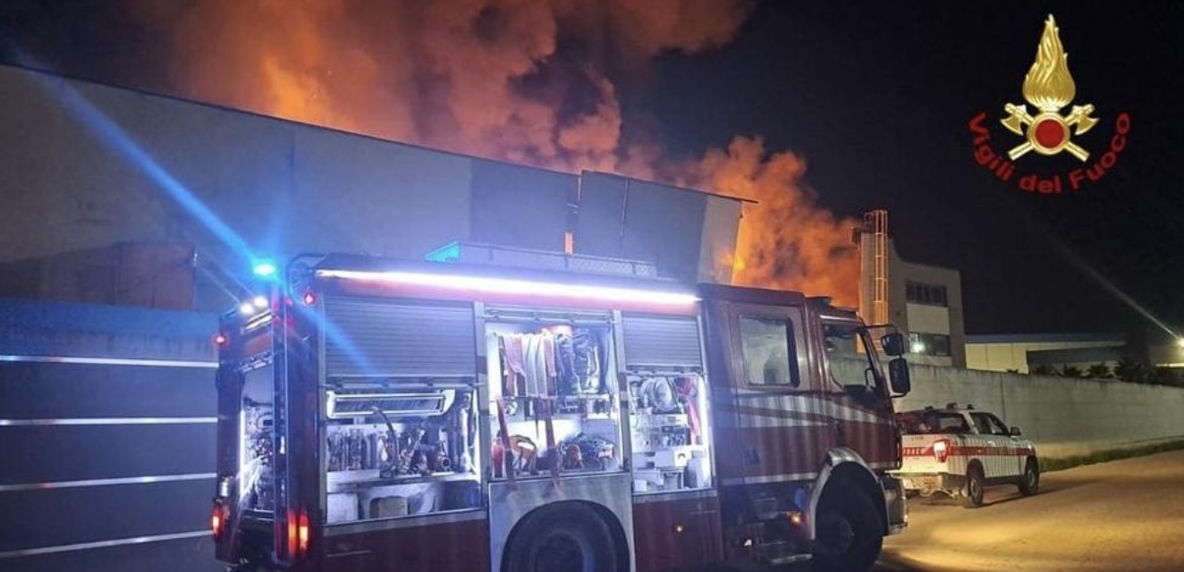 Incendio devasta capannone nella zona industriale di Gricignano: elettrodomestici e alimentari in fiamme