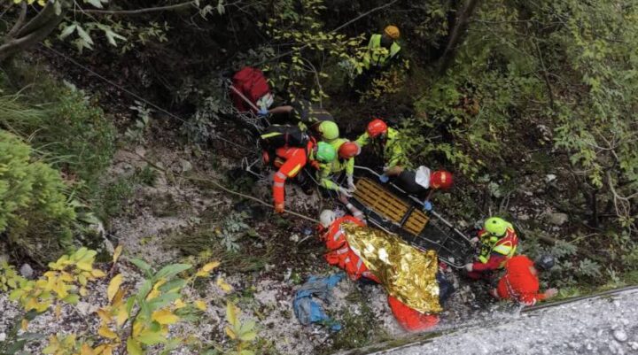 Napoli, uomo precipita in una scarpata: salvato dai vigili del fuoco