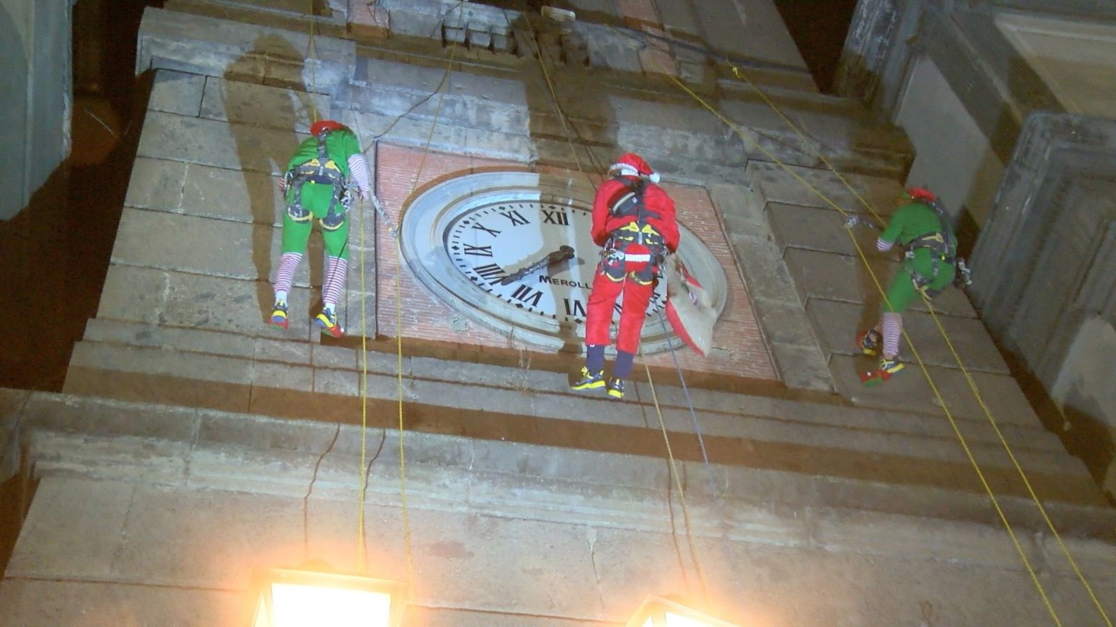 Giugliano, grande successo per la calata acrobatica di Babbo Natale in piazza Annunziata