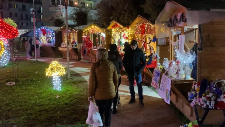 Luci d'artista e mercatini: la magia del Natale in villa Calvisia a Calvizzano