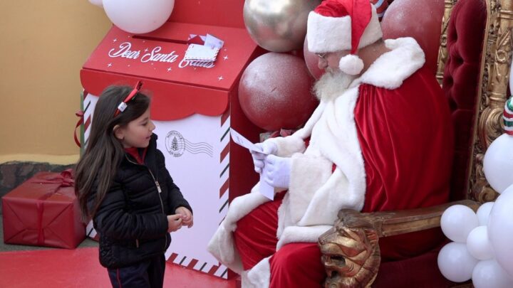 Giugliano, evento alla "Life School": i desideri per le festività e l'incontro con Babbo Natale