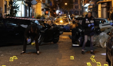 Sparatoria in pieno centro a Napoli, 52enne ferito alle gambe in via Pironti