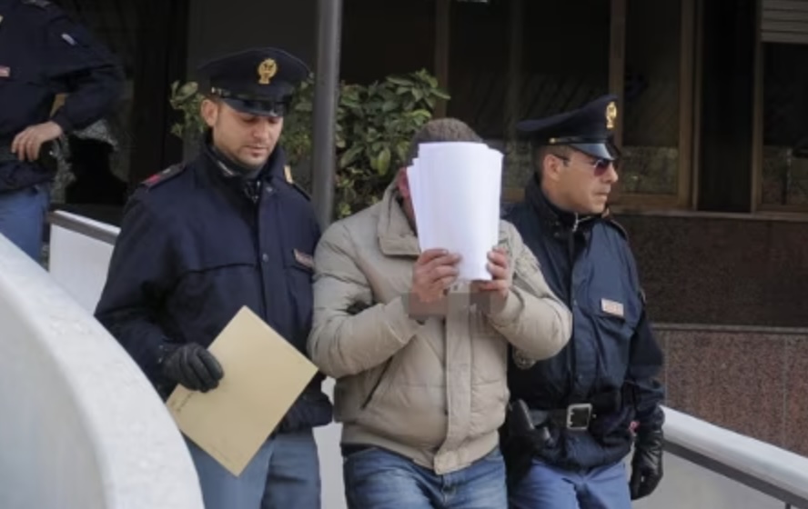 Pompei, rapina un negozio armato di forchetta: 47enne arrestato dalla Polizia