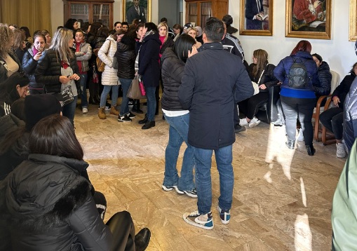 Aversa, scuole nel caos: genitori in piazza per protestare