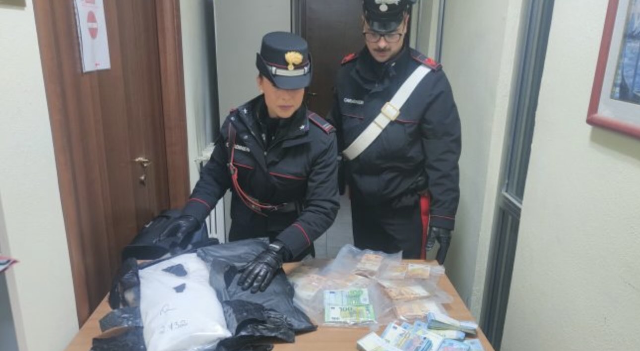 Casoria, blitz dei carabinieri: sequestrati 11 chili di cocaina e 93 mila euro in contanti