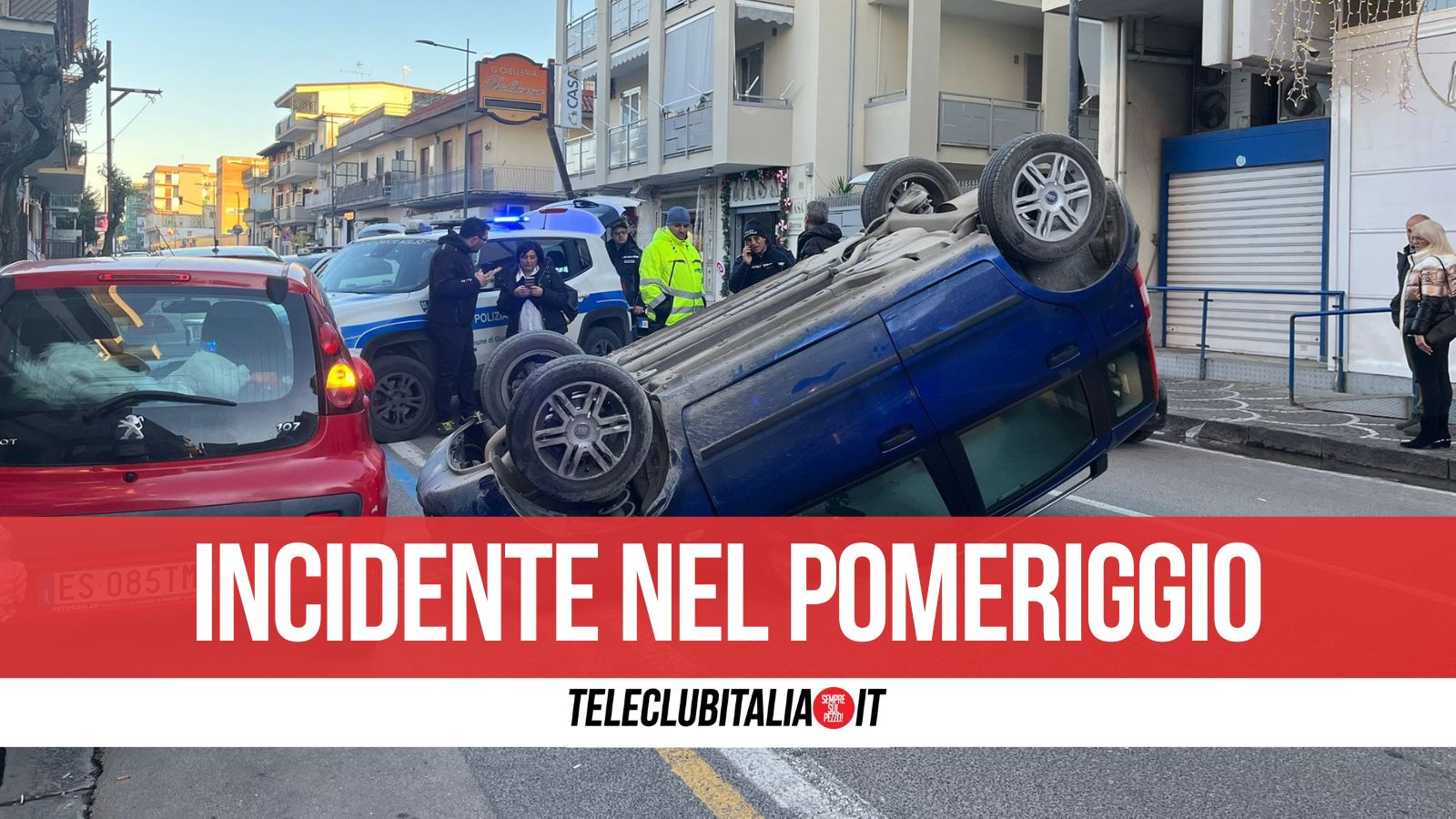 Giugliano, auto si ribalta in via Di Vittorio: mamma e figlia in ospedale