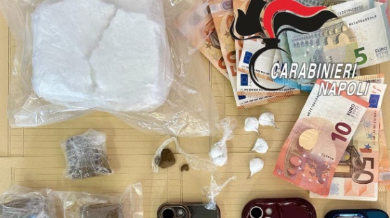 Valigia piena di cocaina e hashish, guardia giurata arrestata ad Ischia insieme a 2 donne