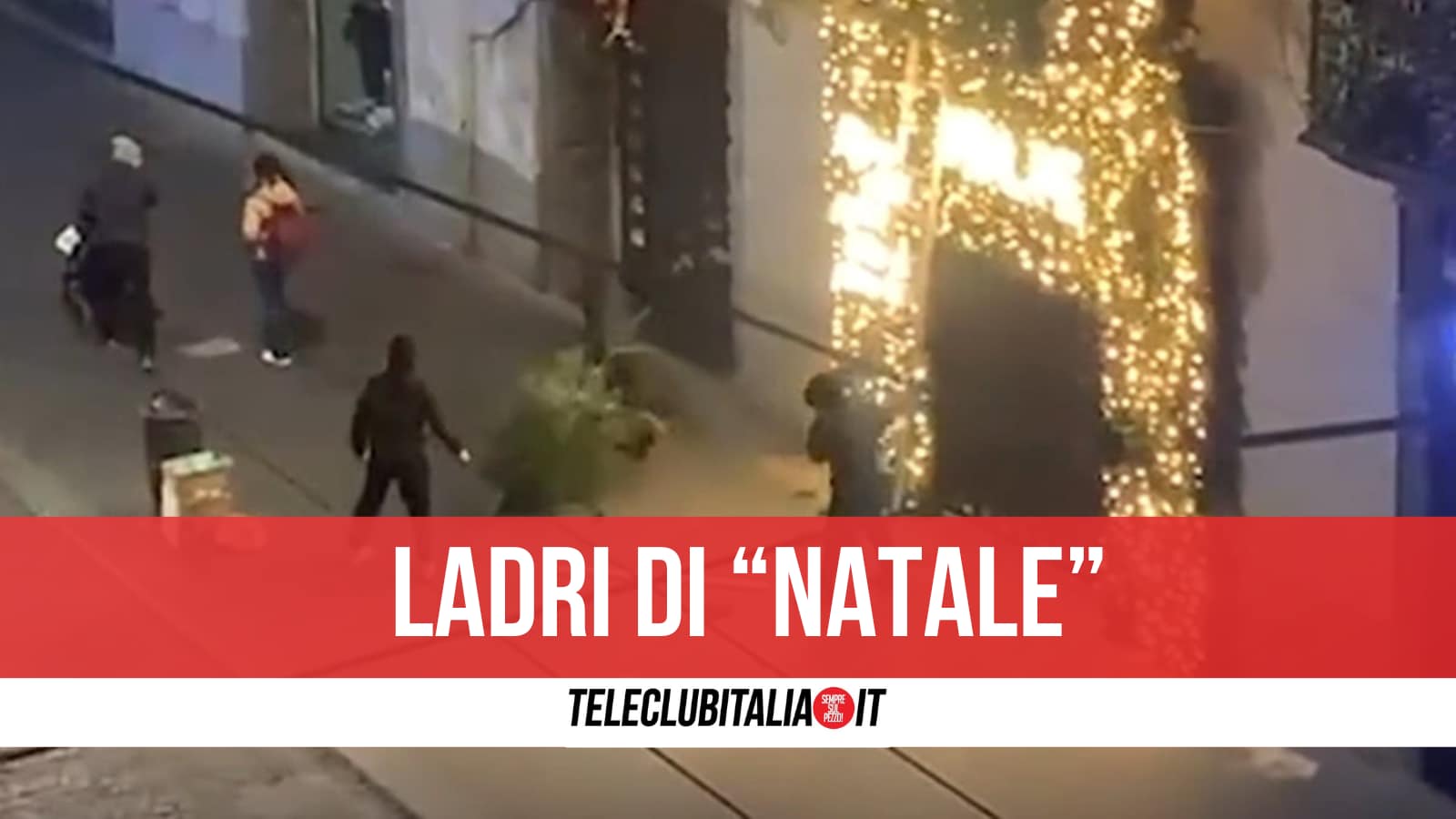 Napoli, “ladri di Natale” scatenati: giovani incappucciati smontano albero in via Toledo