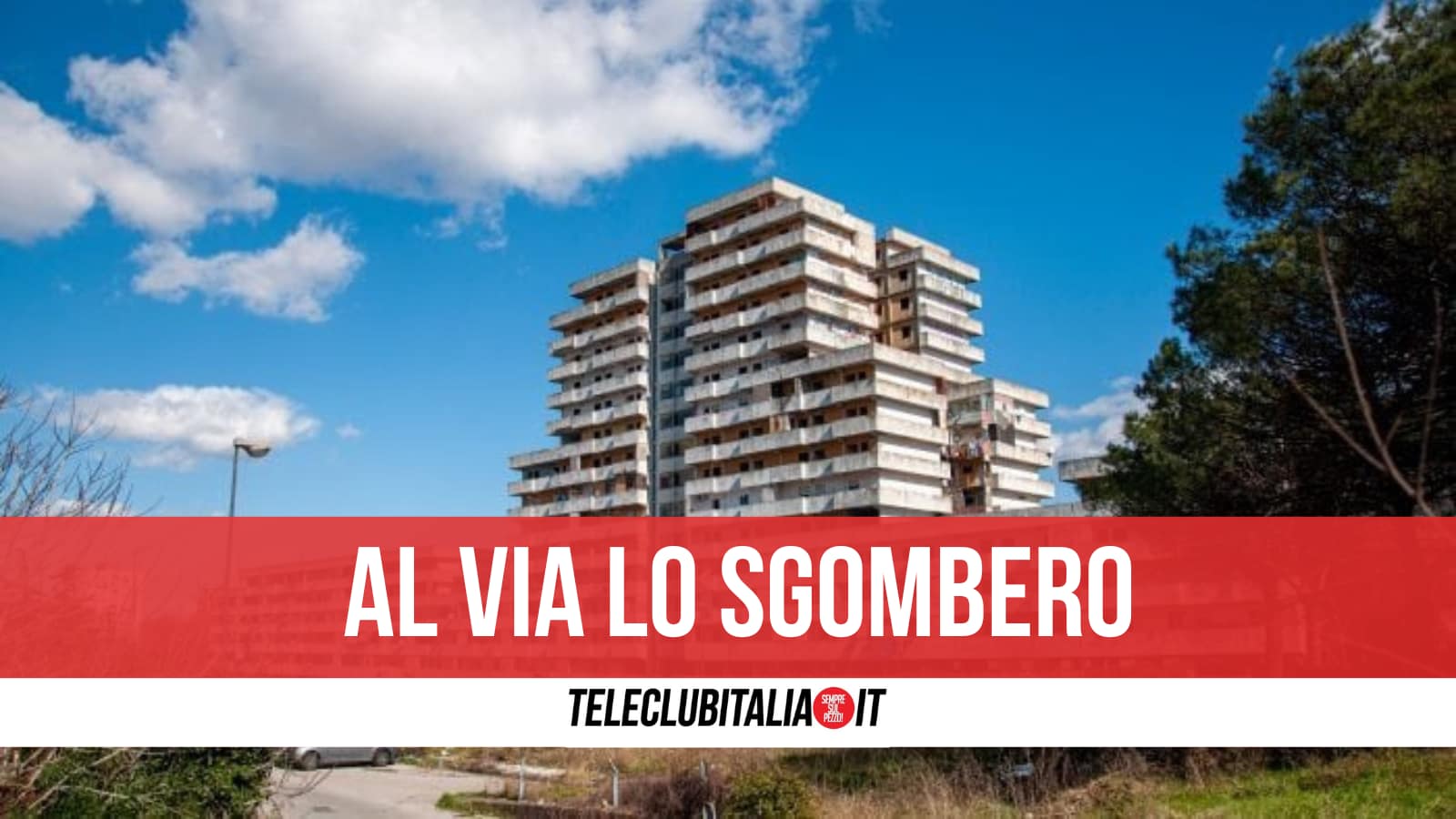 Scampia, al via lo sgombero della Vela Gialla prima della demolizione: 15 famiglie coinvolte