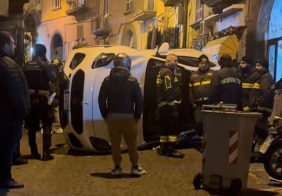 Napoli: noleggiano Maserati e si schiantano tra le auto in sosta: occupanti in fuga