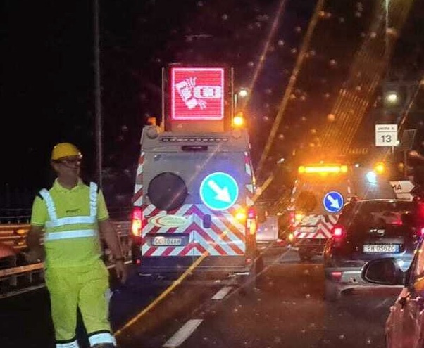 Napoli. Incidente in Tangenziale, si fermano dopo incidente e vengono investiti da auto in corsa