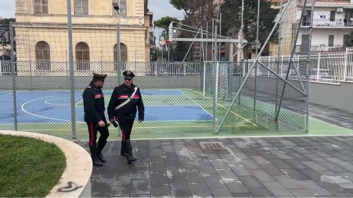 piazza gramsci giugliano minaccia coetanei con coltello