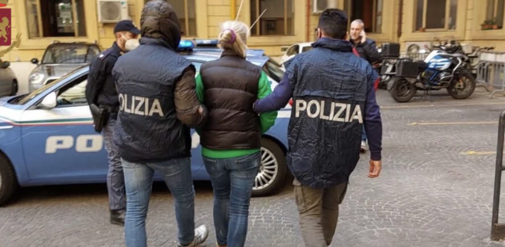 Droga, rintracciati dalla Polizia a Scampia e a Melito: coppia in manette