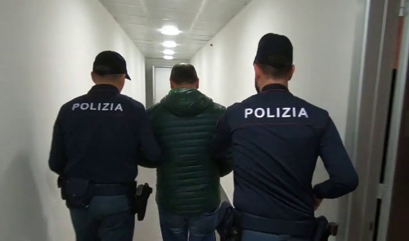 Napoli, arrestato titolare di autorimessa: minacce al titolare dell’altro garage