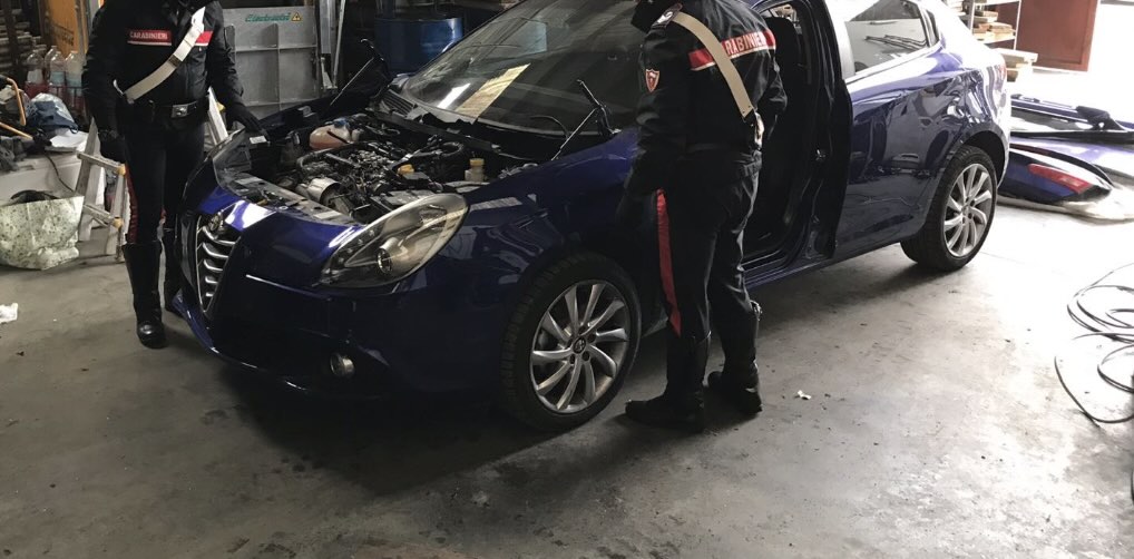 Giugliano: scoperta officina per smontare auto rubate, due arresti. I nomi