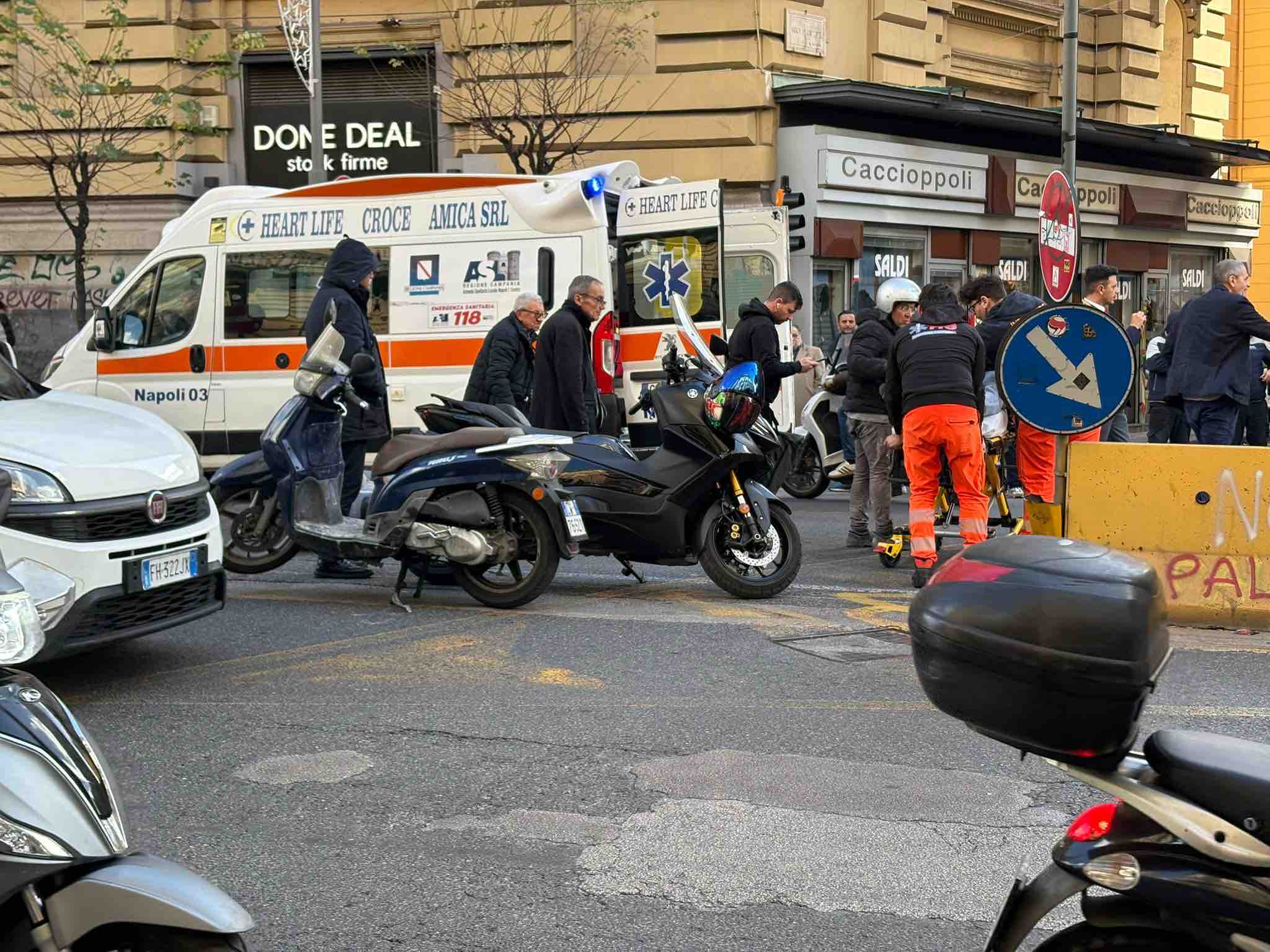 Incidente a Napoli: scontro tra due scooter e una Fiat Panda