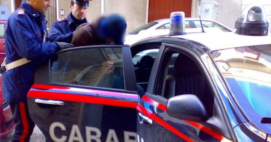 Ischia: in giro con una pistola nei pantaloni, arrestato dai carabinieri