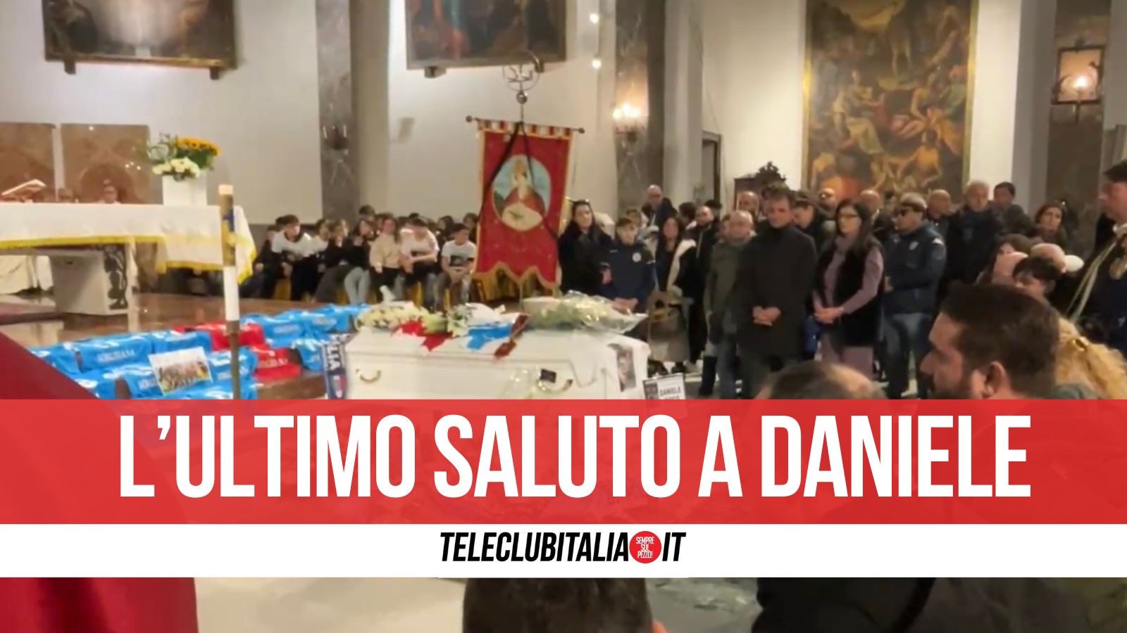 Napoli, funerali Daniele Prisco: le maglie dei giocatori sull’altare e due corone dalla società