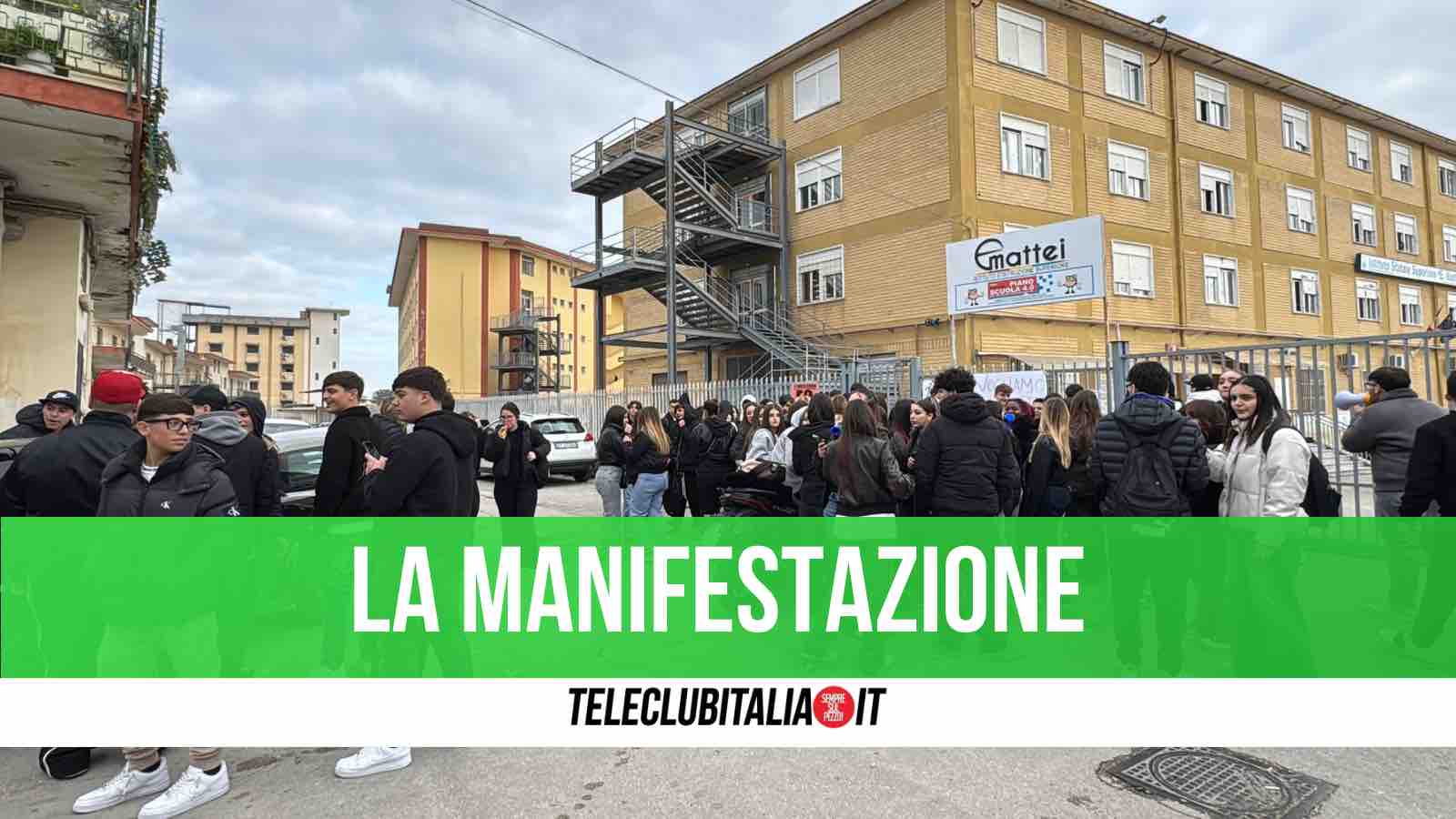 Protesta degli studenti dell’istituto Mattei di Aversa: “Distributori e soluzioni tempestive”