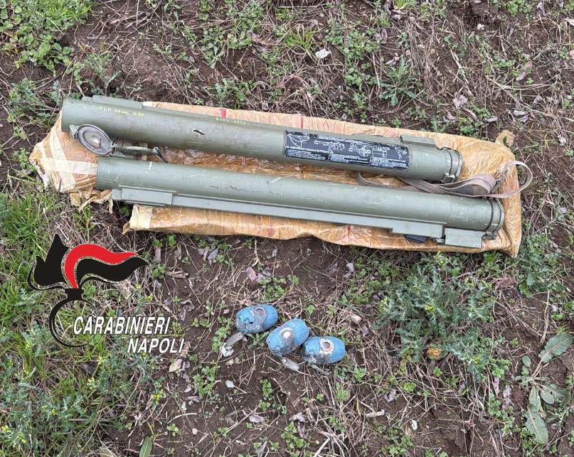 Scoperto arsenale da guerra a Giugliano, sequestrati bazooka e bombe a mano