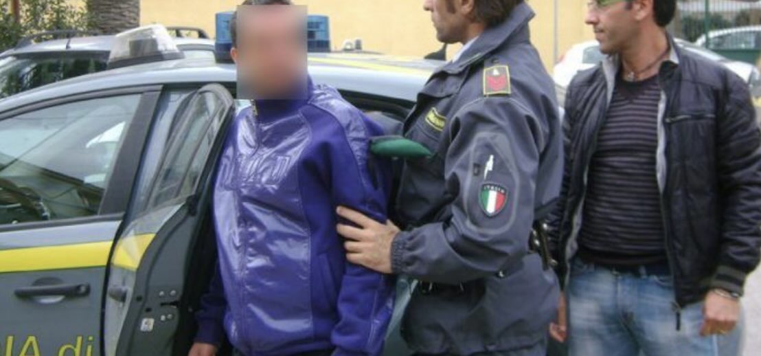 Napoli, sequestrati oltre 50 kg di sigarette di contrabbando: arrestato un uomo 