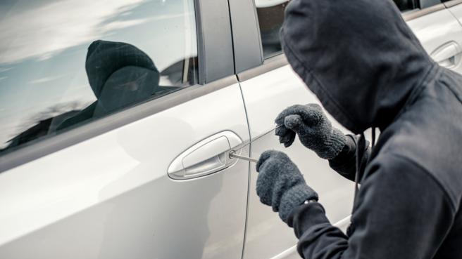 Tenta Furto Auto Poliziotto Mariglianella